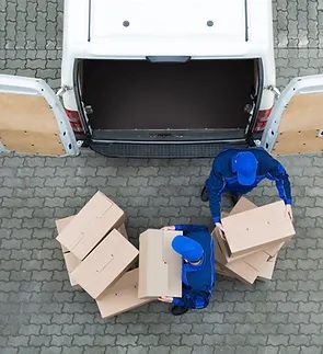 Två arbetare transporterar paket